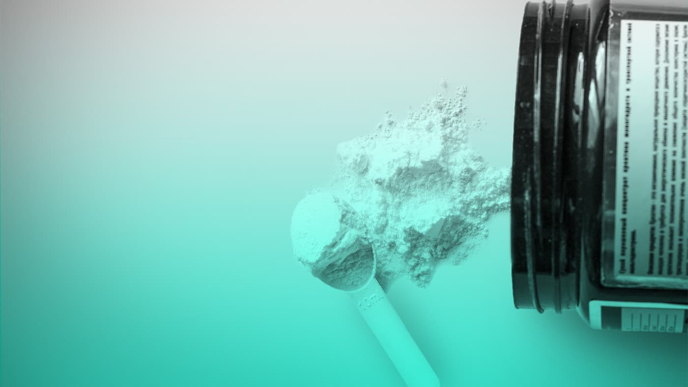 een potje met lepeltje creatine