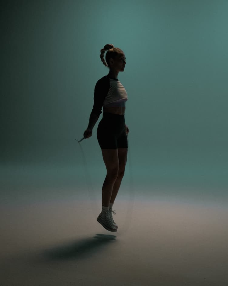 Vrouw die springtouwt om heel haar lichaam te trainen